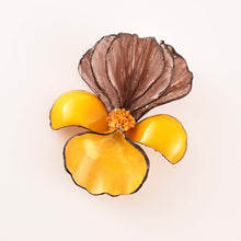 Laden Sie das Bild in den Galerie-Viewer, Ciléa Paris Ohrclips Anemone mini Gelb